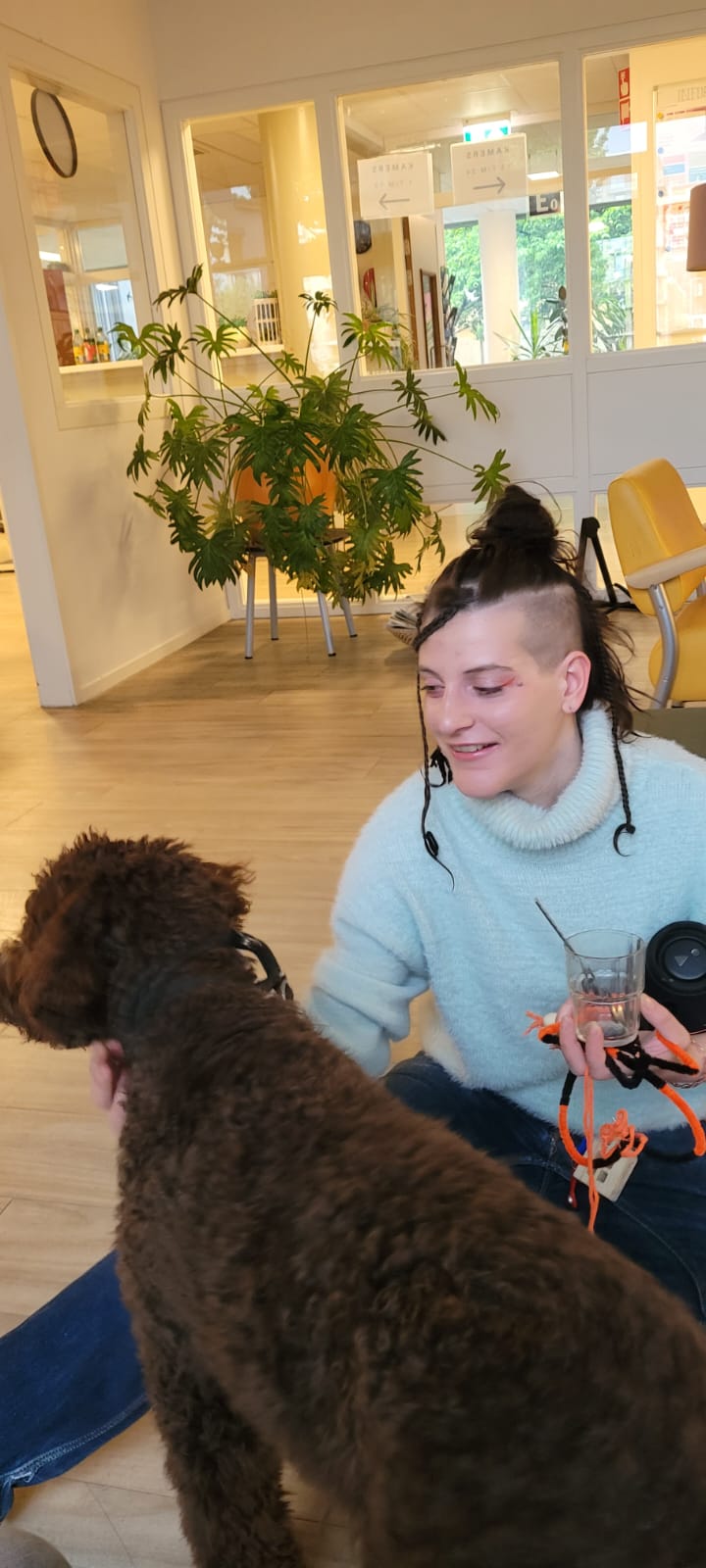 Aurora met een hond